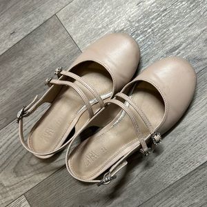 Kid’s ZARA flat color beige size 1 (8 inches )